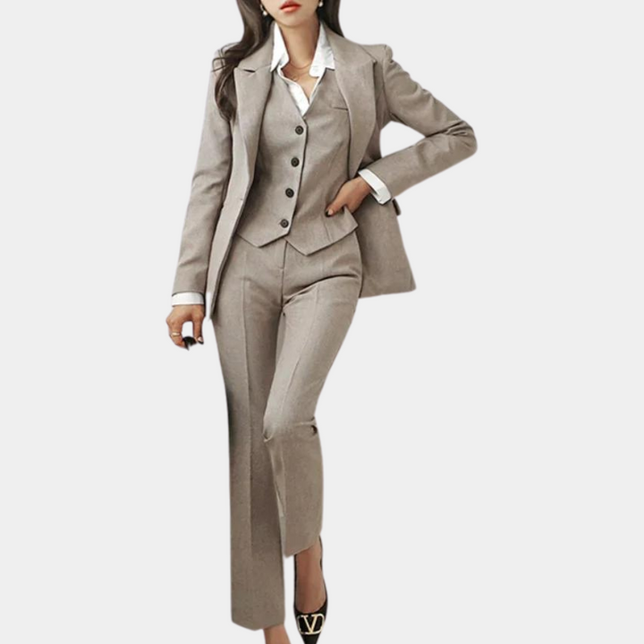 Elegante 3-delige dames zomerset in khaki: pantalon, gilet en blazer. Stijlvol en veelzijdig voor elke gelegenheid.