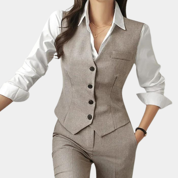Elegante 3-delige dames zomerset in khaki: pantalon, gilet en blazer. Stijlvol en veelzijdig voor elke gelegenheid.