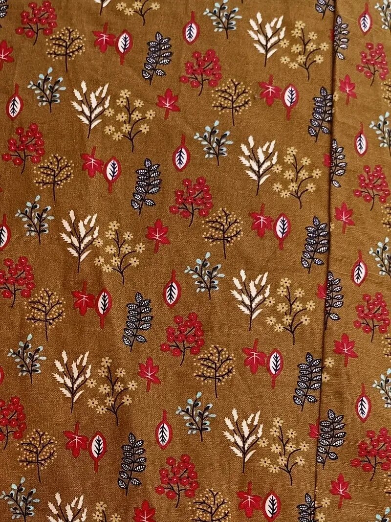 "Elegante A-lijn zomerjurk met kleurrijke bloemenprint, korte mouwen en lange rok, gemaakt van licht katoenen stof."