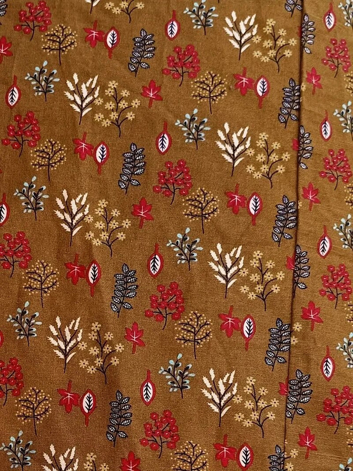 "Elegante A-lijn zomerjurk met kleurrijke bloemenprint, korte mouwen en lange rok, gemaakt van licht katoenen stof."