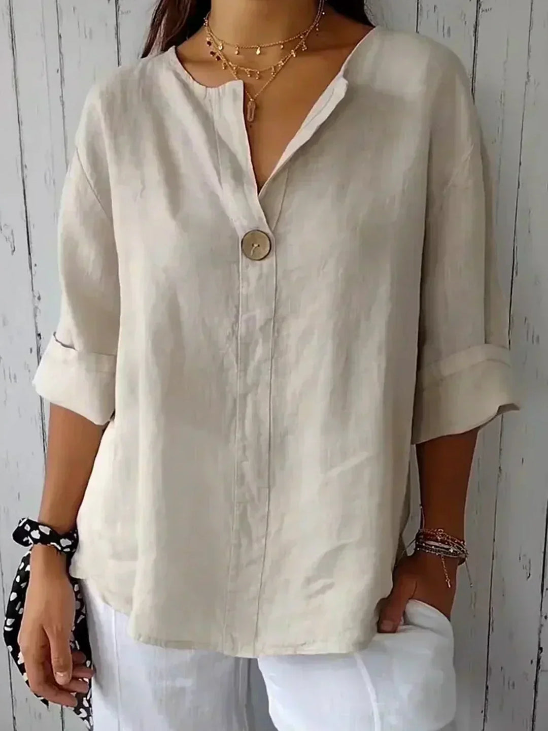 "Elegante Alina V-hals blouse, licht en ademend ontwerp, perfect voor zakelijke en informele gelegenheden."