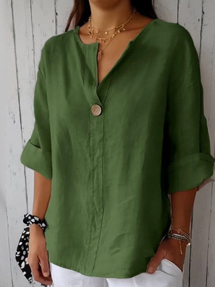 "Elegante Alina V-hals blouse, licht en ademend ontwerp, perfect voor zakelijke en informele gelegenheden."