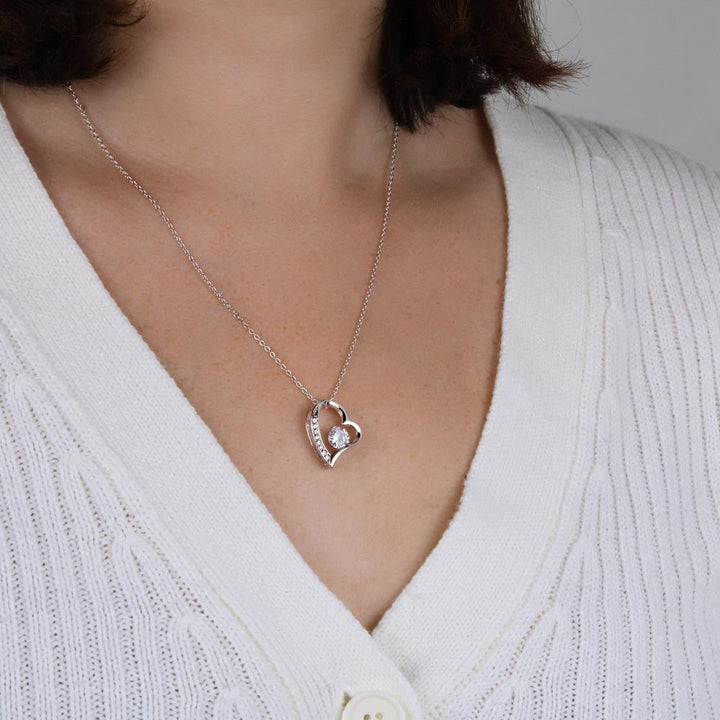 "Elegante Amara Hart Ketting met fijn hartontwerp, verstelbare lengte en hoogwaardige vergulding, ideaal damesaccessoire."