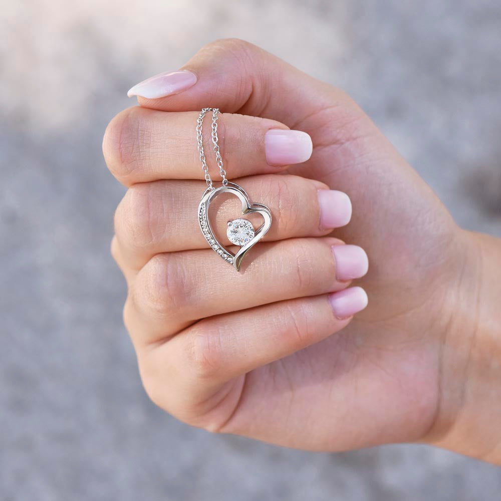 "Elegante Amara Hart Ketting met fijn hartontwerp, verstelbare lengte en hoogwaardige vergulding, ideaal damesaccessoire."