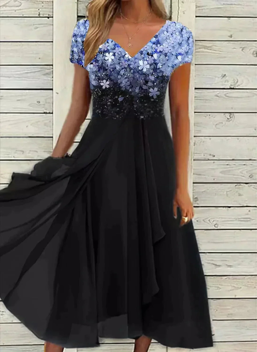 "Elegante avondjurk met bloemenpatroon, V-hals, korte mouwen en zwierige rok in zwart, blauw, goud voor gala's."