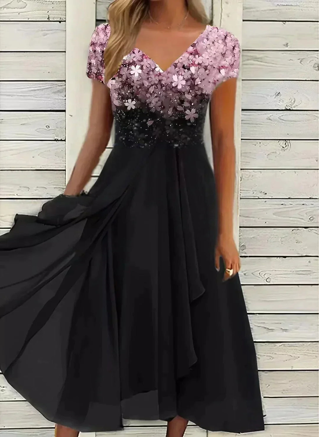 "Elegante avondjurk met bloemenpatroon, V-hals, korte mouwen en zwierige rok in zwart, blauw, goud voor gala's."