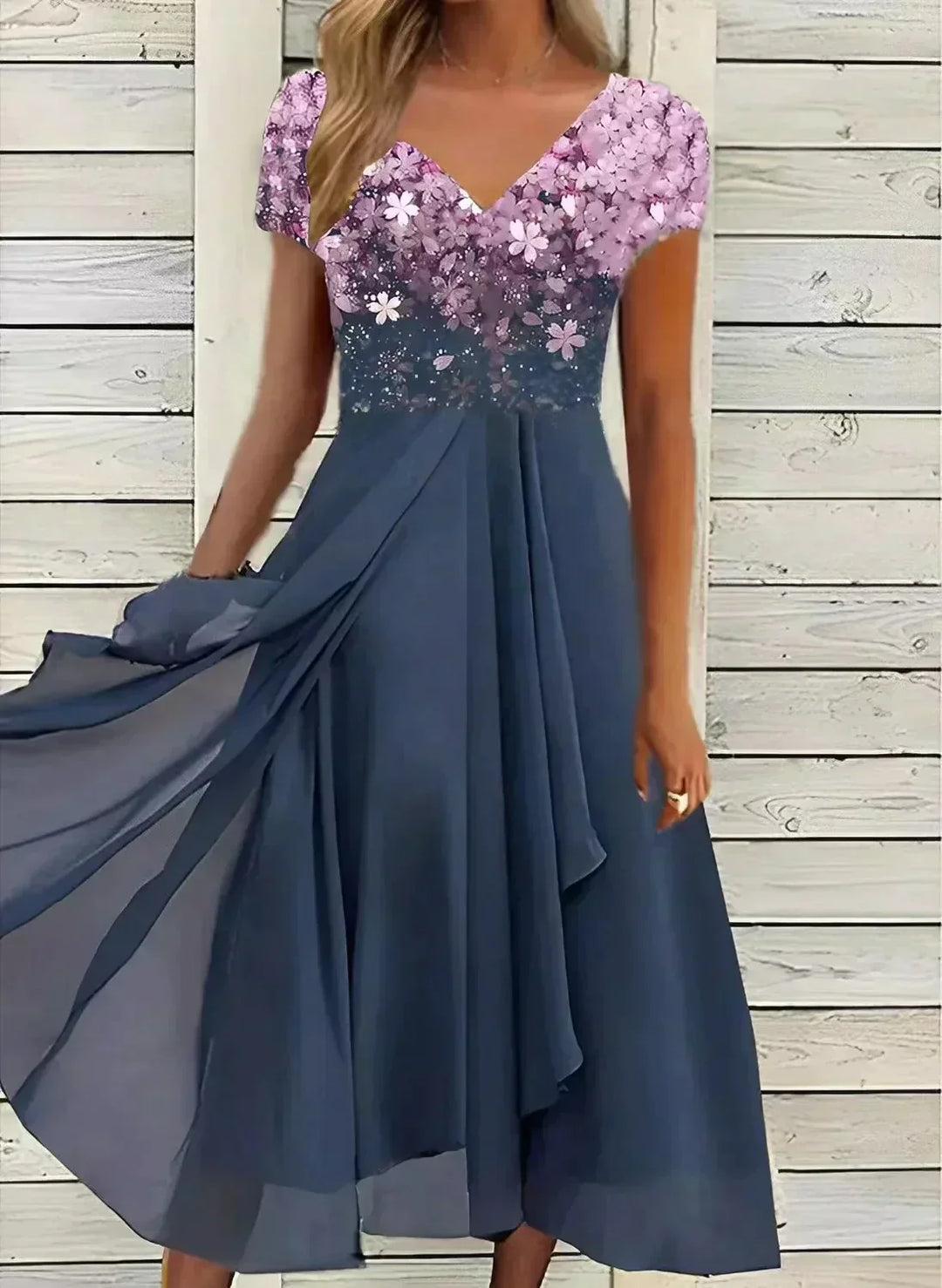 "Elegante avondjurk met bloemenpatroon, V-hals, korte mouwen en zwierige rok in zwart, blauw, goud voor gala's."