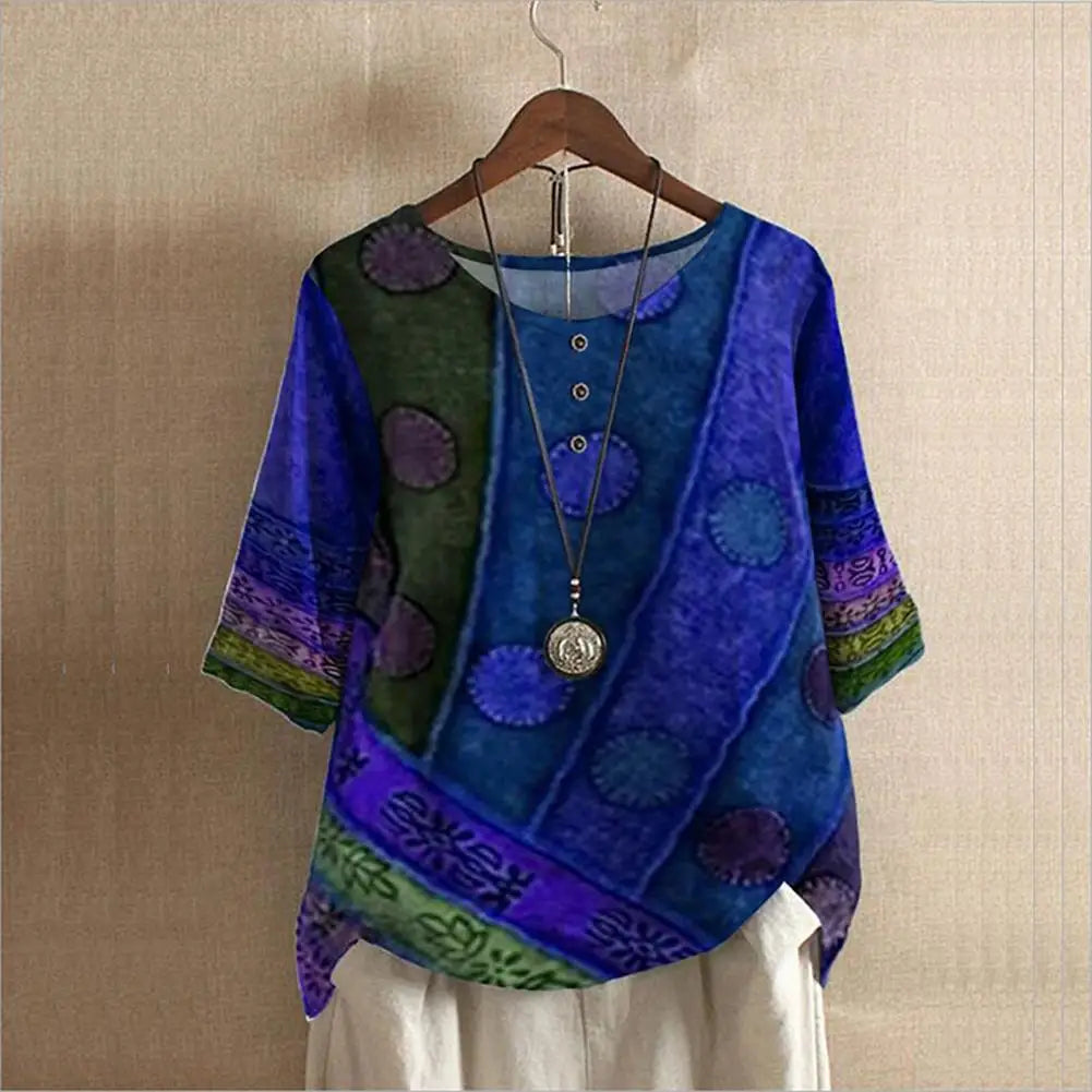 "Elegante blauwe ronde hals dames top, driekwart mouwen, luxe stof, perfect voor casual en formele gelegenheden."