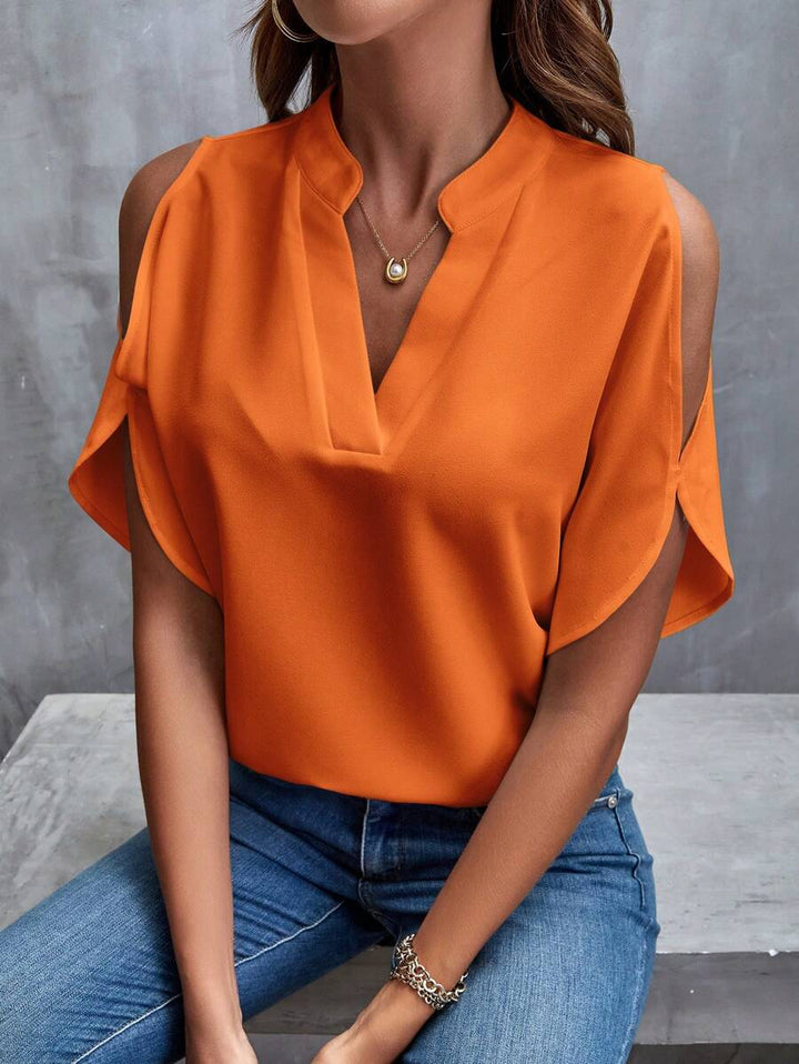 Elegante blouse met V-hals en korte flairmouwen; lichtgewicht chiffon voor zomerse stijl en ademend comfort.