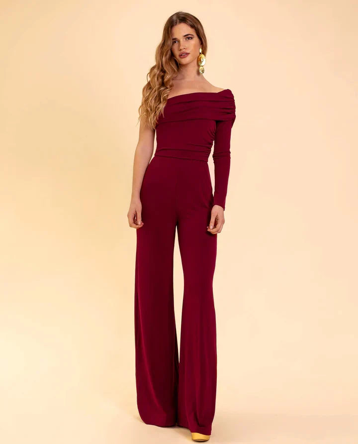 Elegante bordeauxrode dames jumpsuit met één schouder, ideaal voor feestelijke avondkleding.