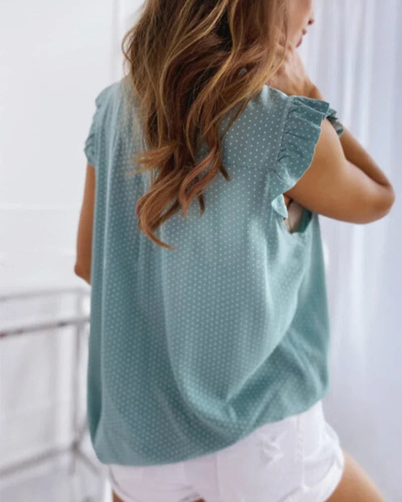 "Elegante Brianna damesblouse met polkadots, strikdetail en ruffles; luchtige zomertop voor veelzijdige stijl."
