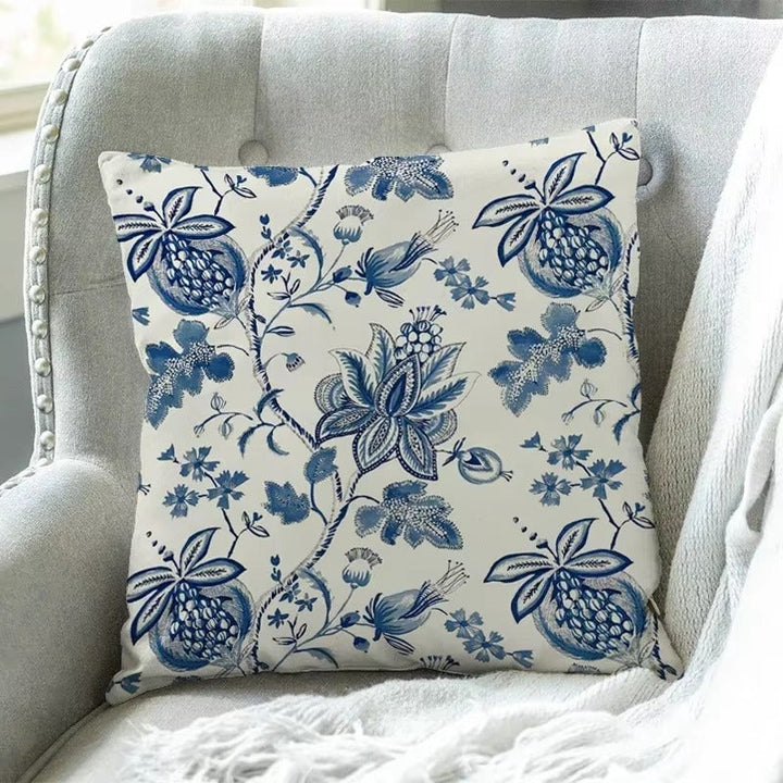 "Elegante CoastalBloom kussenhoes met bloemmotief, past in elk interieur, biedt comfort en bescherming tegen slijtage."