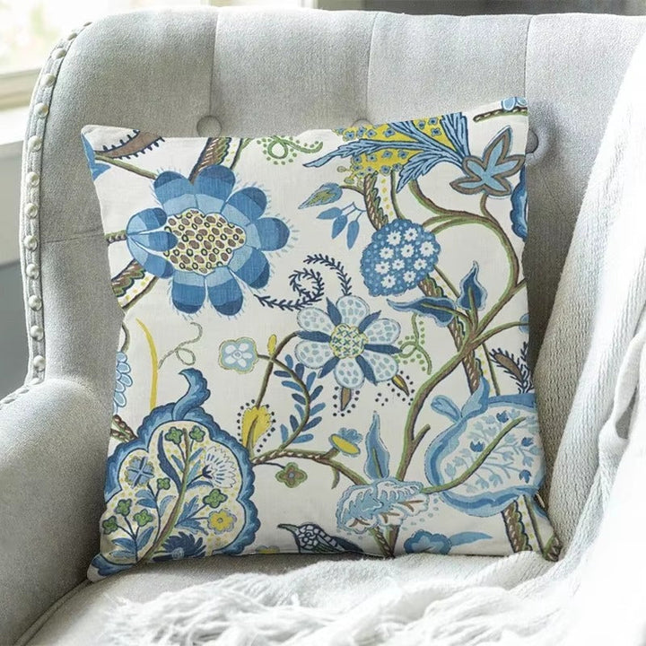 "Elegante CoastalBloom kussenhoes met bloemmotief, past in elk interieur, biedt comfort en bescherming tegen slijtage."