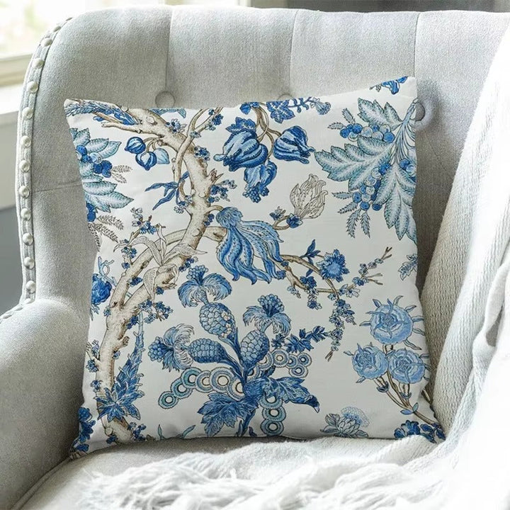 "Elegante CoastalBloom kussenhoes met bloemmotief, past in elk interieur, biedt comfort en bescherming tegen slijtage."