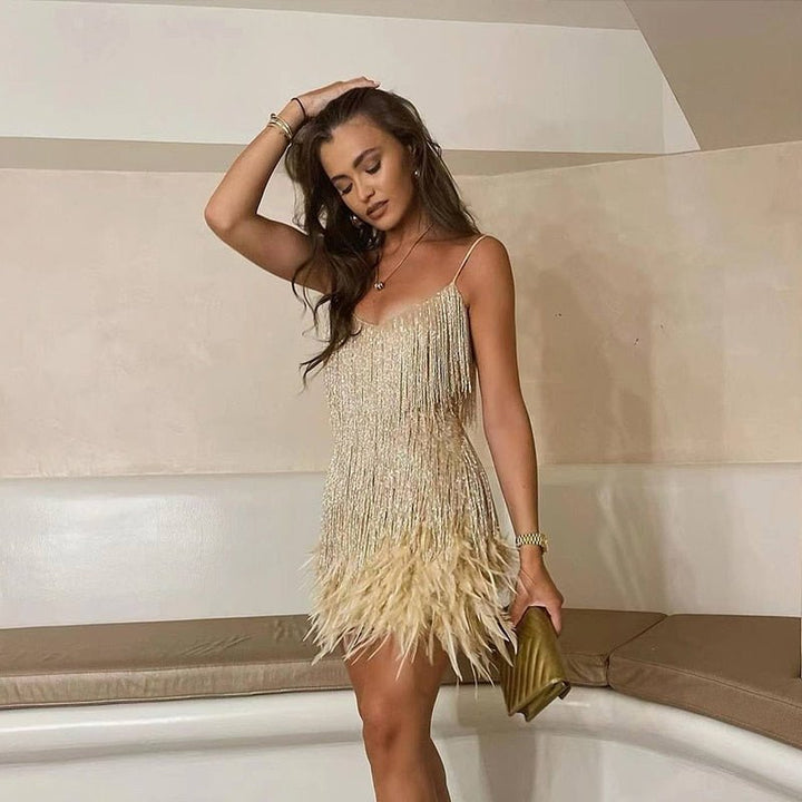 "Elegante cocktailjurk met franjes en veertjes, perfect voor feestjes, met aansluitende pasvorm en uitlopende rok."