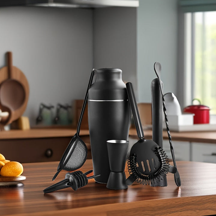 "Elegante cocktailset met shaker, strainers en muddler van roestvrij staal voor een luxe barervaring thuis."