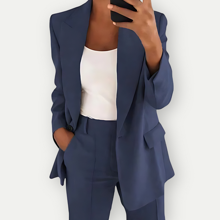 "Elegante dames blazer set: getailleerd met scherpe revers, knoopdetails en veelzijdig design in premium stof voor comfort."