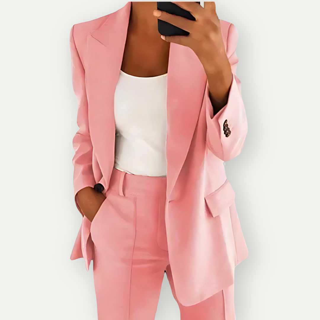 "Elegante dames blazer set: getailleerd met scherpe revers, knoopdetails en veelzijdig design in premium stof voor comfort."