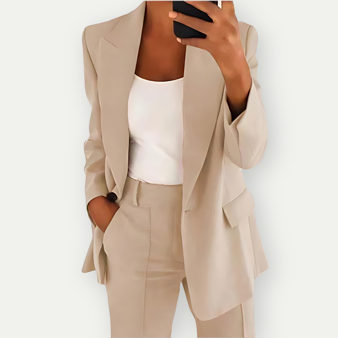"Elegante dames blazer set: getailleerd met scherpe revers, knoopdetails en veelzijdig design in premium stof voor comfort."