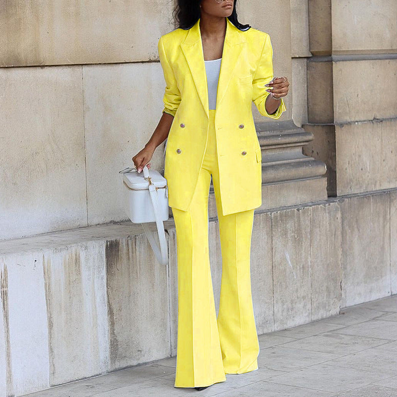 Modieuze dames blazer en broek set, perfect voor kantoorstijl of een elegante zakelijke outfit.