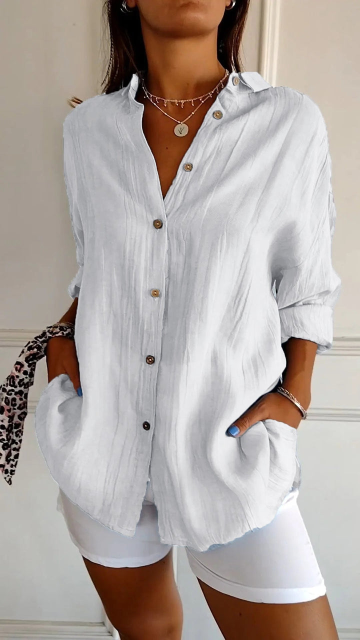 "Elegante dames blouse met uniek geplooid ontwerp en flatterende pasvorm, ideaal voor casual en formele gelegenheden."