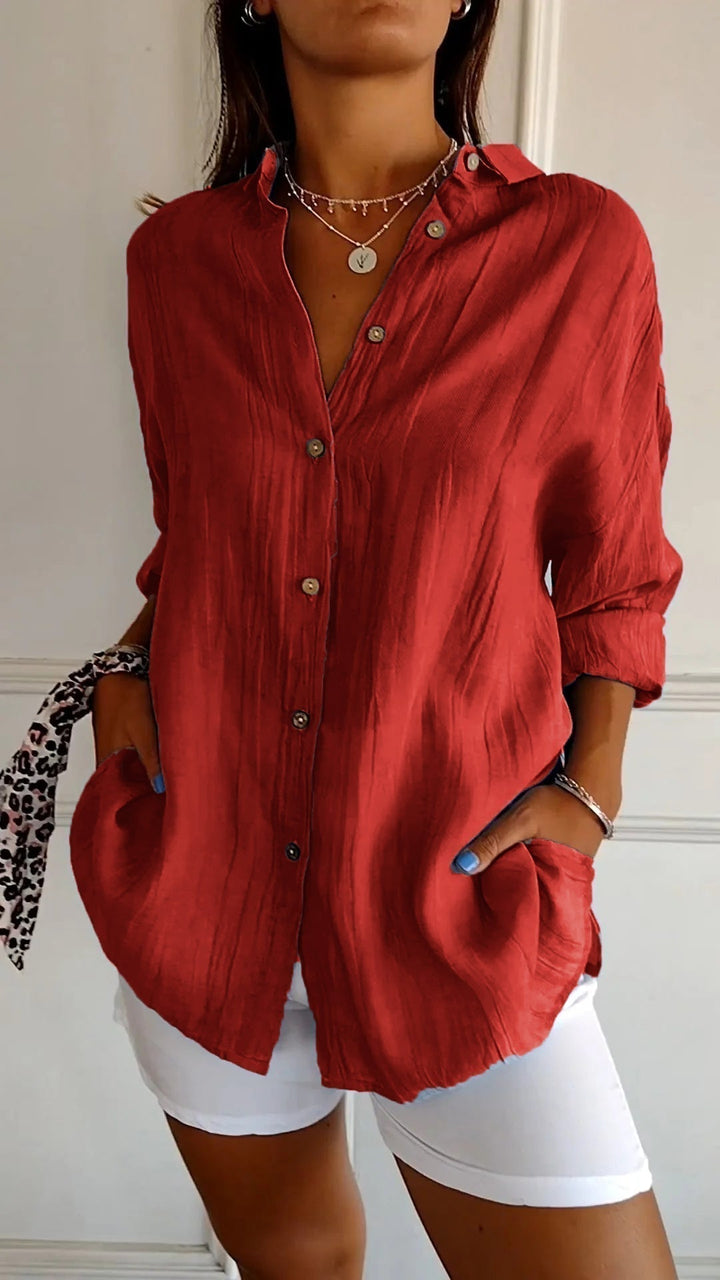 "Elegante dames blouse met uniek geplooid ontwerp en flatterende pasvorm, ideaal voor casual en formele gelegenheden."