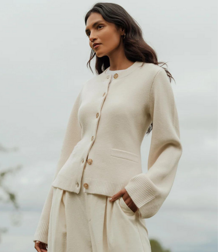 Elegante dames cardigan met ronde hals en knoopdetails. Zacht breisel, tijdloze stijl. Geschikt voor elke gelegenheid.