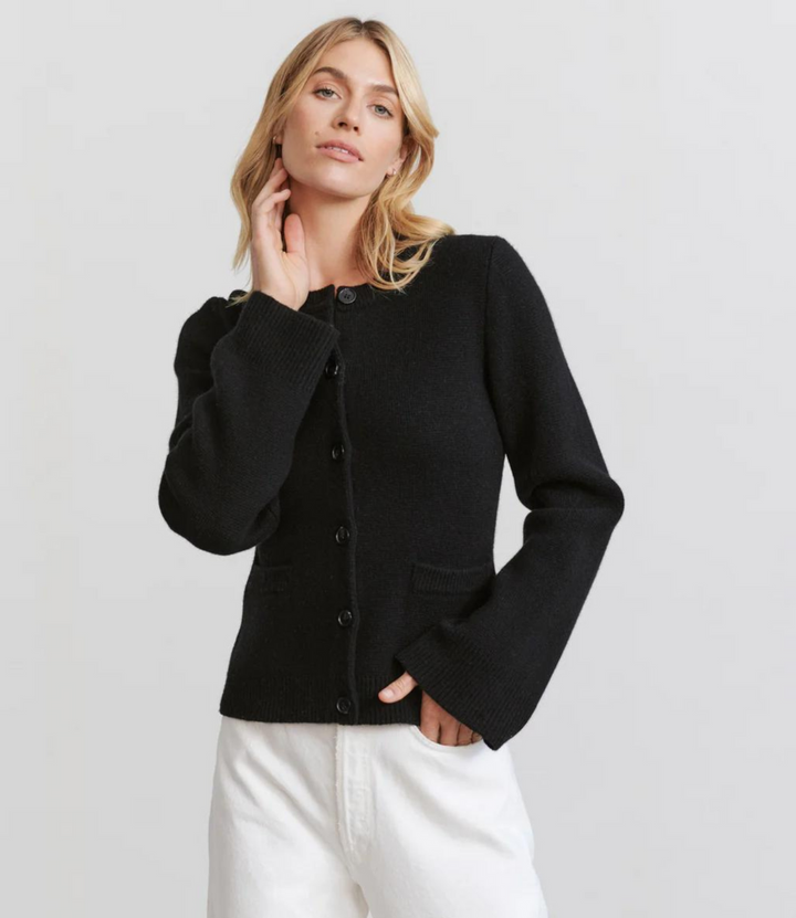 Elegante dames cardigan met ronde hals en knoopdetails. Zacht breisel, tijdloze stijl. Geschikt voor elke gelegenheid.