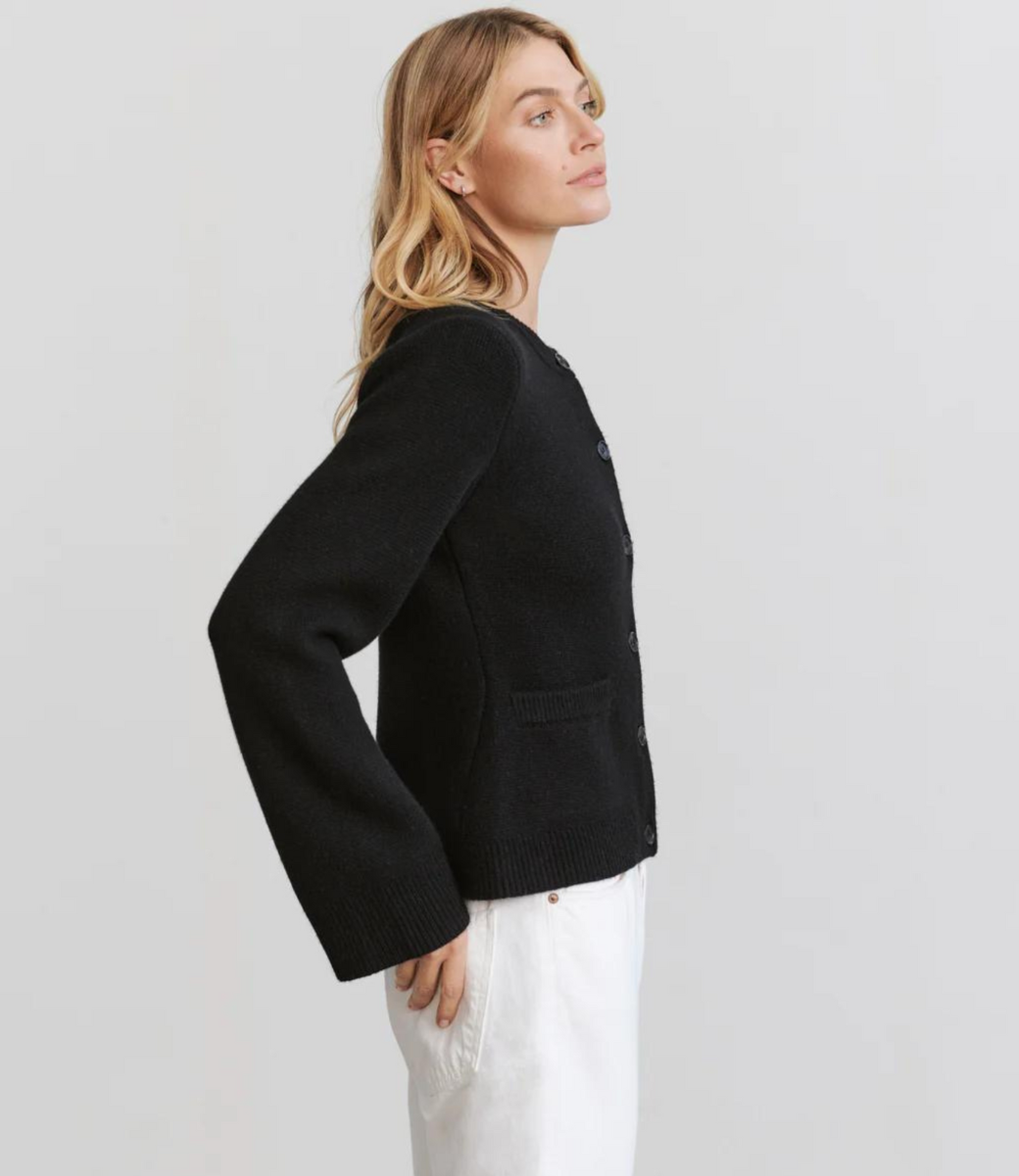 Elegante dames cardigan met ronde hals en knoopdetails. Zacht breisel, tijdloze stijl. Geschikt voor elke gelegenheid.