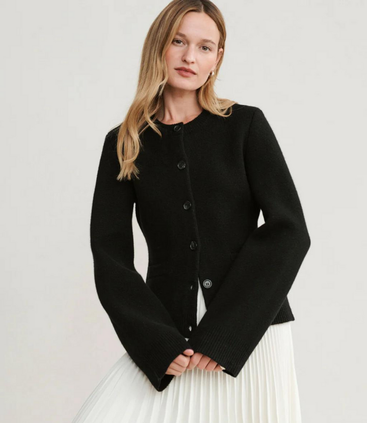 Elegante dames cardigan met ronde hals en knoopdetails. Zacht breisel, tijdloze stijl. Geschikt voor elke gelegenheid.