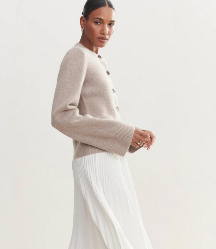 Elegante dames cardigan met ronde hals en knoopdetails. Zacht breisel, tijdloze stijl. Geschikt voor elke gelegenheid.