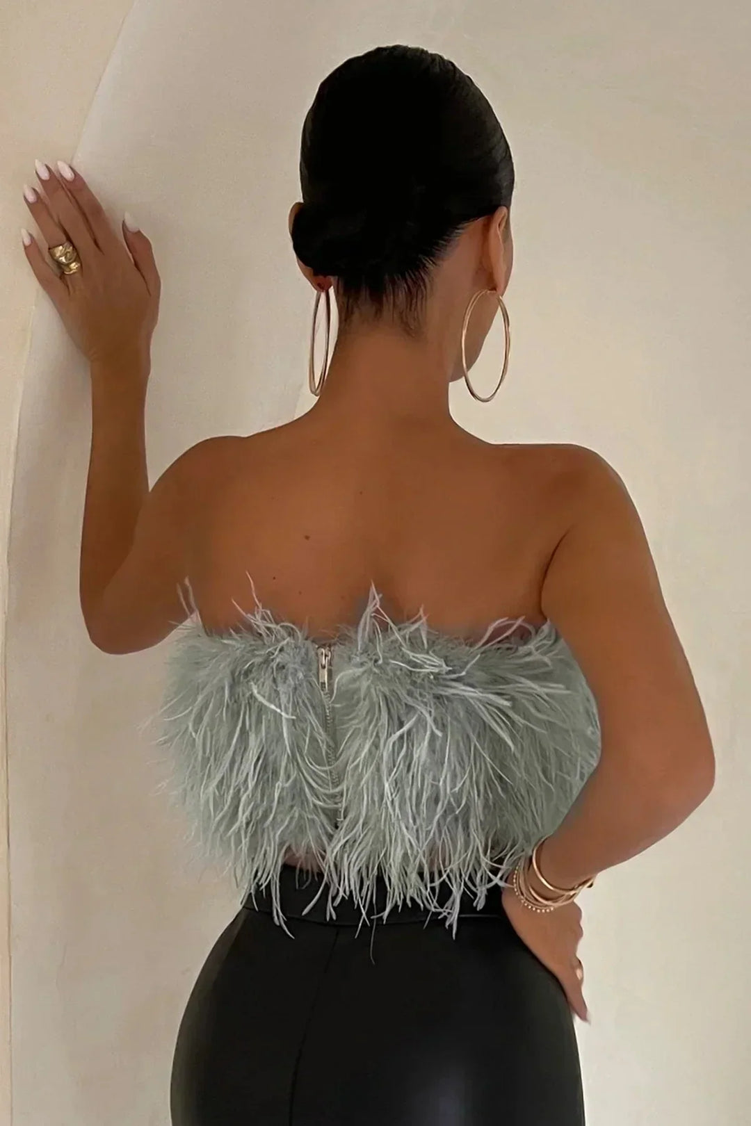 Trendy crop top met veren accent, chique vrouwenkleding voor een stijlvolle zomer.