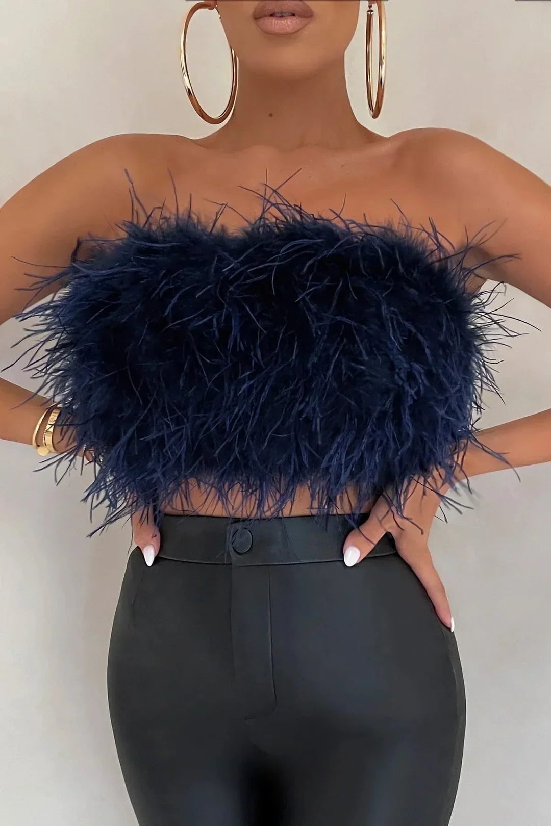 Modieuze mouwloze veren top, elegante keuze voor dames op elk feestje.
