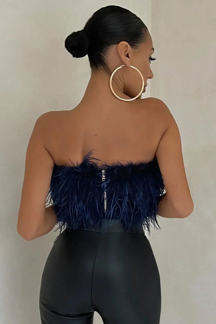 Dames feesttop met trendy veren, perfect voor een stijlvolle en moderne look.