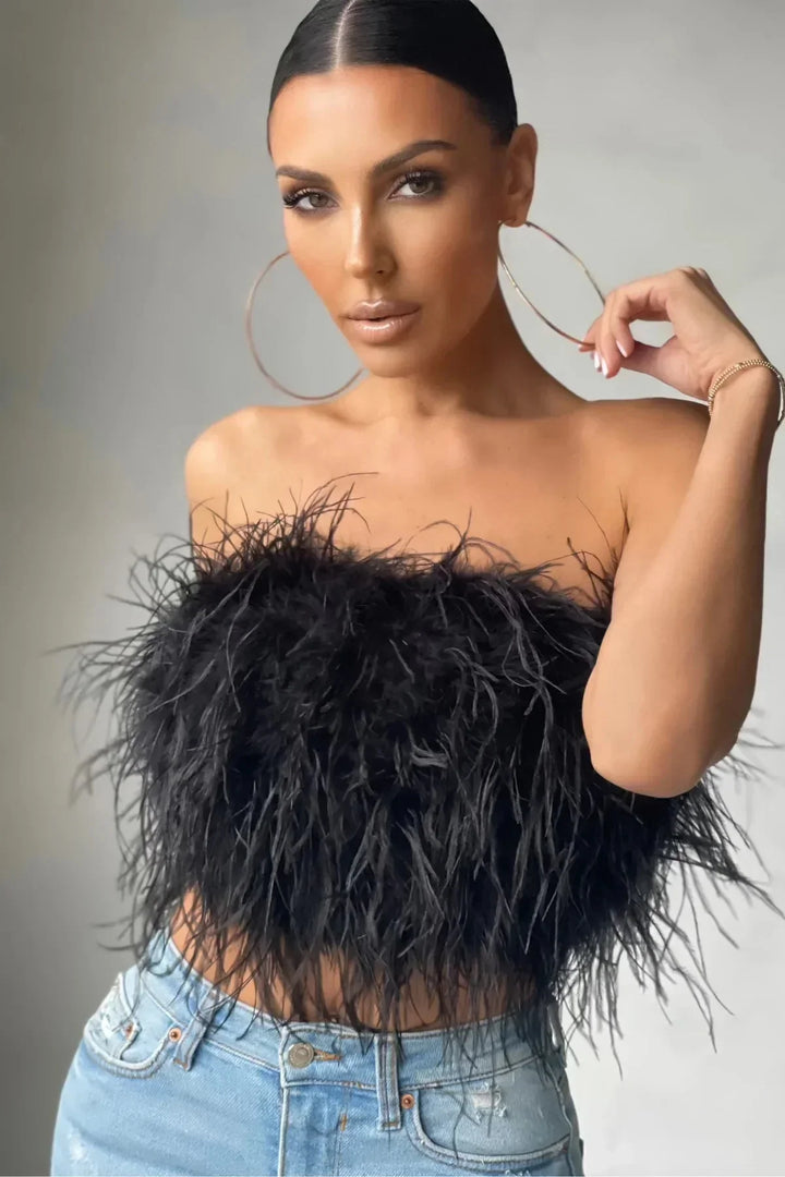 Modebewuste mouwloze crop top met elegant veren detail, ideaal als feesttop.