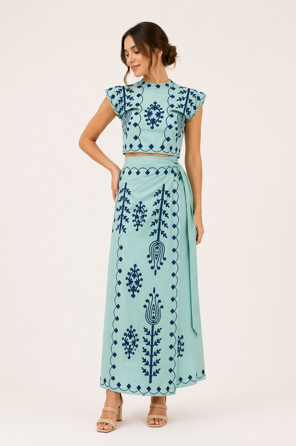 Modieuze dameskleding: complete geborduurde midirok en korte top set, ideaal voor de zomer.