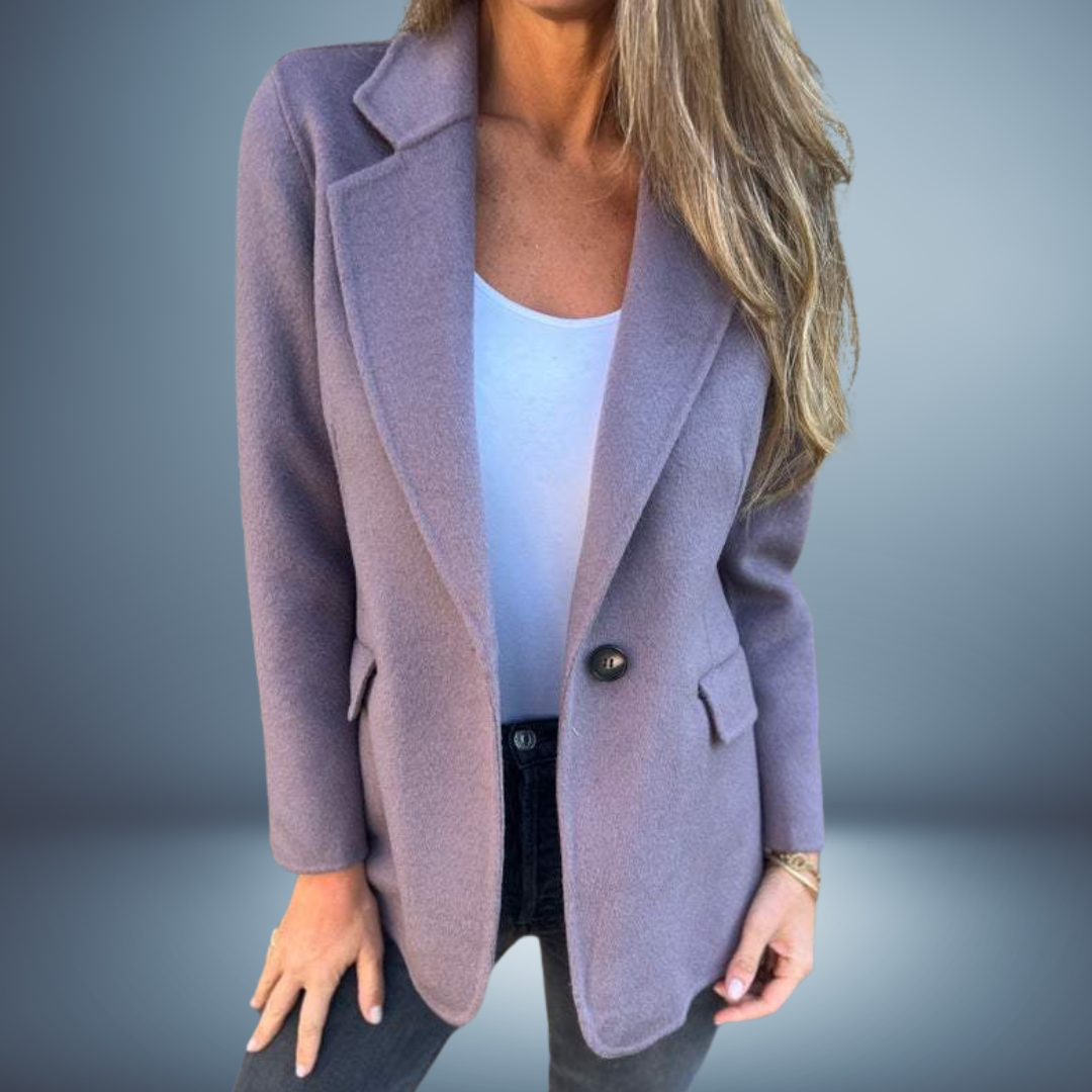 Stijlvolle getailleerde damesblazer met klassieke reverskraag, ideale mode voor een professionele look.