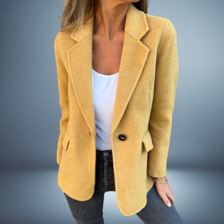 Veelzijdige dames blazer met lange mouw en reverskraag, een modieuze keuze voor elke gelegenheid.