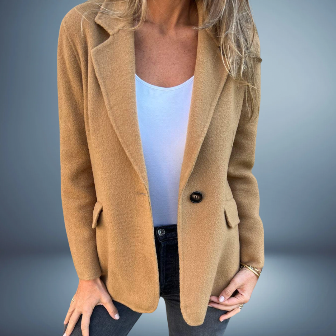 Comfortabele getailleerde damesblazer met elegante reverskraag, ideaal voor een chique en zakelijke outfit.