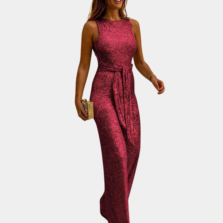 Dames glitter jumpsuit gestyled met sieraden, voor een complete en elegante avondkleding look. Perfect voor feesten.