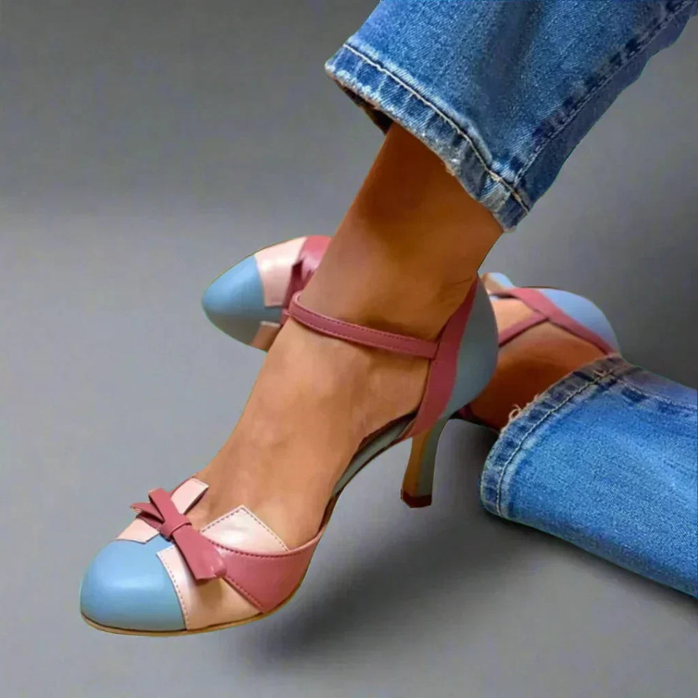 Chique tweekleurige dames pumps met stilettohak en enkelbandje, ideaal voor modebewuste vrouwen.