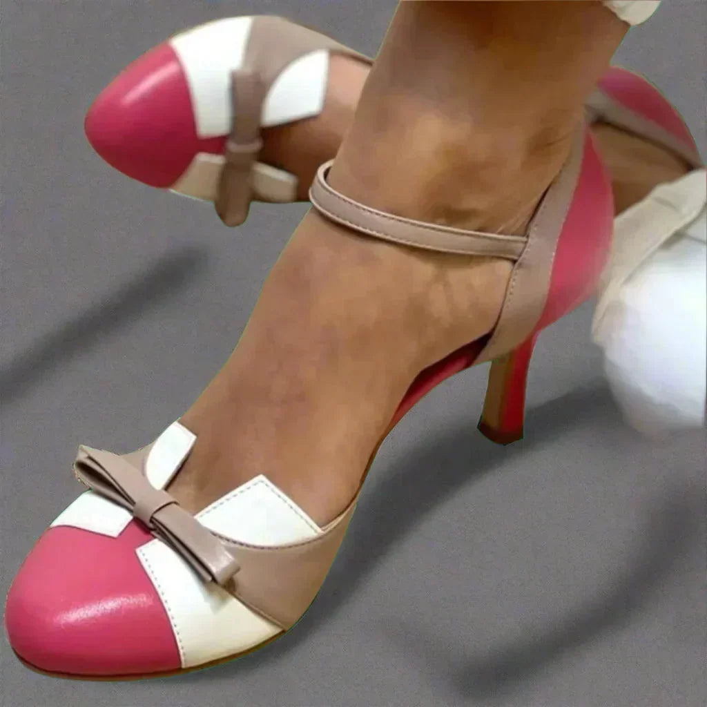 Modieuze damesschoenen: high heels met comfortabel enkelbandje, ronde neus en decoratief strikje.