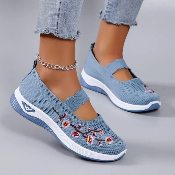 Elegante dames instapsneakers met bloemdessin en ademend bovenwerk. Orthopedisch comfort. Perfect voor dagelijks gebruik.