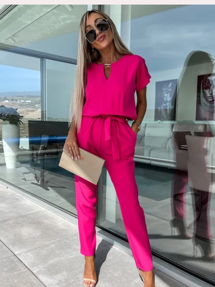 Elegante dames jumpsuit met V-hals en korte mouwen, perfect voor zomerse dagen of een feestelijke gelegenheid.