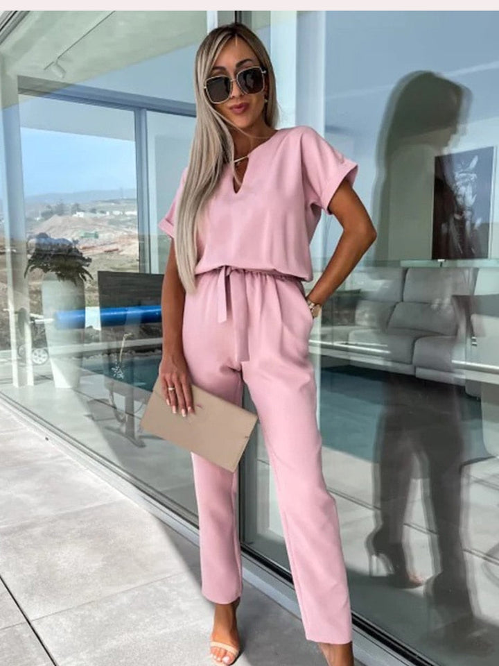 Modieuze dames jumpsuit met elegante V-hals en korte mouwen, een must-have voor elke damesmode collectie.