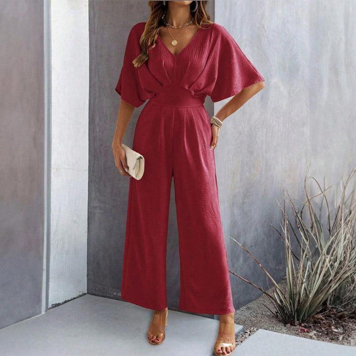 Stijlvolle dames jumpsuit met diepe V-hals en wijde pijpen, een must-have voor zomerse mode en feestjes.