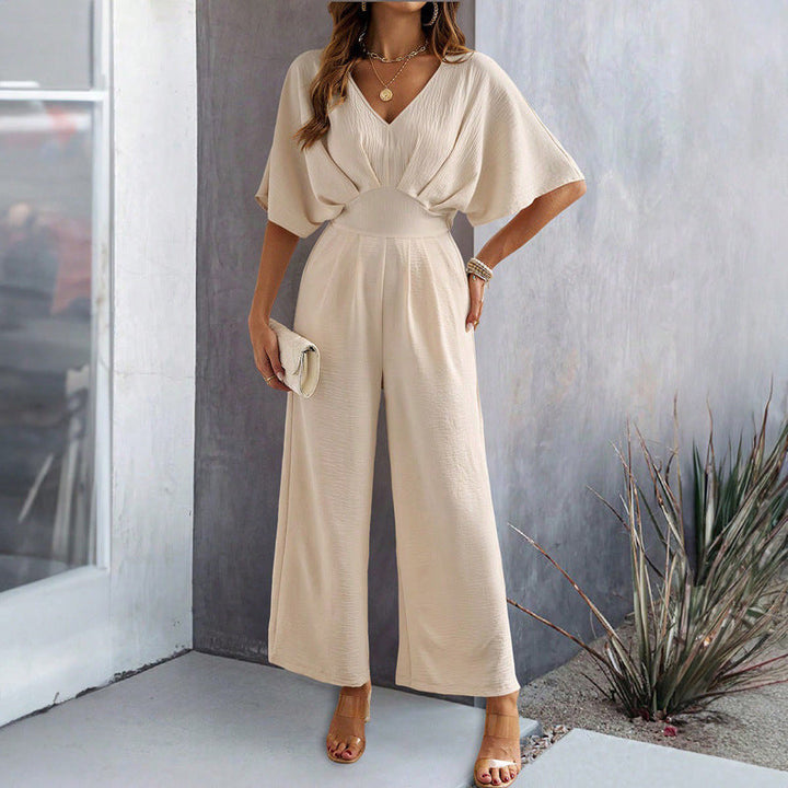 Veelzijdige dames jumpsuit met V-hals en wijde pijpen, zowel casual als feestelijk te dragen.