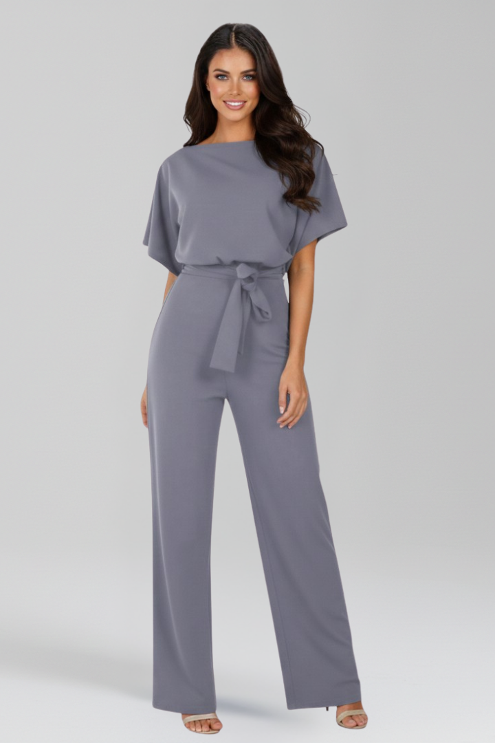 Feestklare dames jumpsuit met chique boothals, korte mouwen en wijde pijpen. Een comfortabele en modieuze keuze.