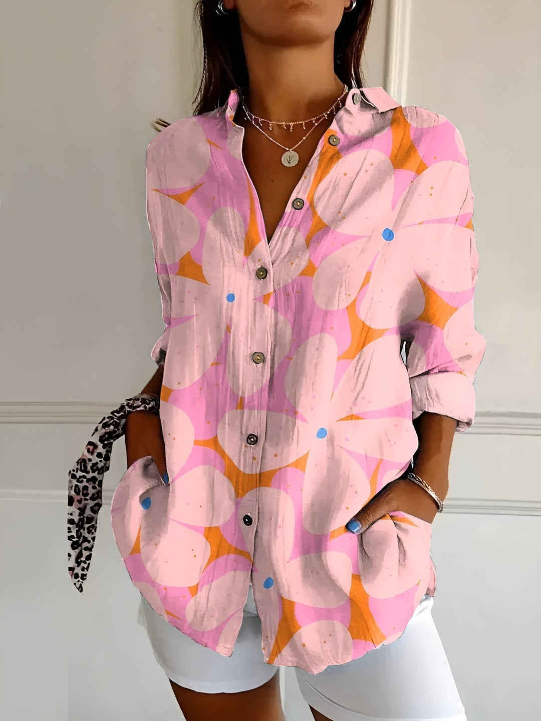 "Elegante dames katoen shirt met knopen, ademend en stijlvol, perfecte balans voor casual en formele gelegenheden."