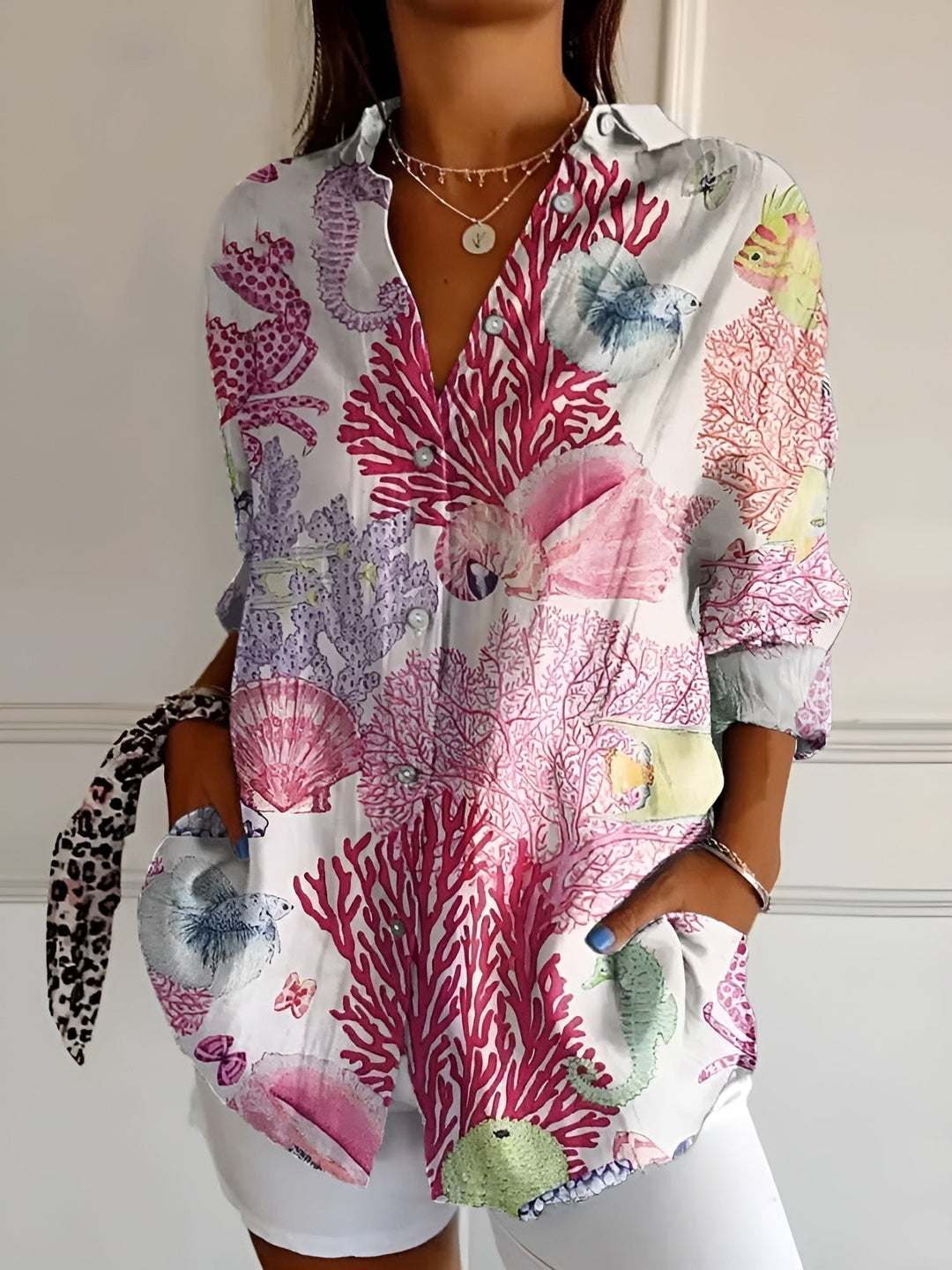 "Elegante dames katoen shirt met knopen, ademend en stijlvol, perfecte balans voor casual en formele gelegenheden."